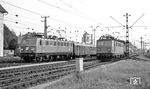 ÖBB 1141.20 überholt mit einem Personenzug die in Attnang-Puchheim umsetzende 1041.14. Die Reihe 1141 war ab 1955 eine Weiterentwicklung der 1041 aus dem Jahr 1951. (08.1977) <i>Foto: Burkhard Wollny</i>