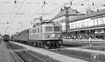 Die Österreichischen Bundesbahnen begannen nach dem Zweiten Weltkrieg ein umfangreiches Elektrifizierungsprogramm. Der Bedarf wurde vorerst mit den Neubaulok-Reihen 1040 und 1041 gedeckt. Da sich die Loks der Reihe 1041 außerordentlich gut bewährt hatten, entschieden sich die ÖBB für eine Weiterentwicklung, die als Reihe 1141 bezeichnet wurde. Als Mindestanforderungen legten die ÖBB eine Höchstgeschwindigkeit von 110 km/h, eine Dienstmasse von maximal 80 t und eine Leistung von 3.000 kW fest; die Vorgängerreihe wies lediglich eine Höchstgeschwindigkeit von 90 km/h auf, weshalb sie bald vom Einsatz auf den Hauptstrecken verdrängt wurde. Zwischen 1955 und 1958 wurden 30 Maschinen an die ÖBB geliefert. SGP Graz war für den mechanischen Teil zuständig, der elektrische Teil wurde von den Firmen AEG, BBC, ELIN und SSW hergestellt. Im Laufe der Zeit wurden sie von der Reihe 1042 verdrängt. Zuletzt waren die 1141 in Attnang-Puchheim stationiert, wie hier 1141.21, die zu den letzten Verteterinnen der Baureihe gehörte und Ende 2003 ausgemustert wurde. (08.1977) <i>Foto: Burkhard Wollny</i>