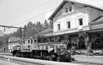 Für die Rampenstrecken der Arlbergbahn benötigte die BBÖ elektrisch angetriebene Schnellzuglokomotiven. Anfang der 1920er Jahre gab es zum Stangenantrieb noch keine gangbare Alternative. Die Entscheidung fiel zugunsten einer Bauart nach schweizerischem Vorbild, der SBB Ce 6/8 II. Die ersten sieben Maschinen wurden von Brown Boveri & Cie (elektrischer Teil) und von der Lokomotivfabrik Floridsdorf (mechanischer Teil) 1923/24 geliefert. 1926/27 folgten weitere neun Lokomotiven, die gegenüber der Erstlieferung stärker und etwas schwerer waren. Die erstgelieferten sieben Fahrzeuge erhielten die Reihenbezeichnung 1100, die letzten neun 1100.1. Die Deutsche Reichsbahn bezeichnete sie nach dem Anschluss Österreichs im Jahre 1938 als E 89 (1100) und als E 89.1 (1100.1). Ab 1953 wies die ÖBB den Fahrzeugen die Reihennummern 1089 und 1189 zu. (08.1977) <i>Foto: Burkhard Wollny</i>
