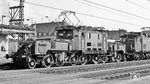Als Vorspann vor ÖBB 1145.02 ist 1189.04 in Attnang-Puchheim eingetroffen, die wegen ihrer längeren und schmalen Vorbauten auch "Krokodil" genannt wurde. Der Name wurde nicht von Eisenbahnfreunden kreiert, sondern bezog sich auf Lok-Modelle in Spur 0, die sich bei Fahrten durch Weichenstraßen und Gegenbögen wie ein Reptil durch die Kurven schlängelten und erstmals im Märklin-Katalog von 1933/1934 so bezeichnet wurden. Neben der österreichischen 1089/1189 trugen noch die Schweizer Ce 6/8 II/Ce 6/8 III und die E 93/94 diesen Spitznamen. (08.1977) <i>Foto: Burkhard Wollny</i>