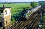 Auch ein Sinnbild des Lokmangels: 140 604 vom Bw Bebra (!) hilft vor dem N 5635 am Posten 25 bei Leverkusen-Schlebusch aus. (08.05.1987) <i>Foto: Joachim Bügel</i>