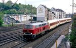215 032 (mit elektrischer Heizung) fährt mit TUI-Sonderzug D 13602 aus Remscheid in Wuppertal-Oberbarmen ein. (15.05.1987) <i>Foto: Wolfgang Bügel</i>