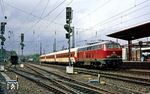 215 032 vor dem TUI-Sonderzug D 13602 in Wuppertal-Oberbarmen. Die Gleise links von den Güterwagen wurden mittlerweile zurückgebaut und durch einen Baumarkt "ersetzt". (15.05.1987) <i>Foto: Wolfgang Bügel</i>