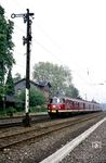 430 114 als Sonderzug Et 28434 auf dem Weg nach Düsseldorf im Bahnhof Immigrath auf der Güterzugstrecke zwischen Opladen und Hilden. Das neue DrS2-Stellwerk "If" versteckt sich heute rechts vom Empfangsgebäude. (19.05.1987) <i>Foto: Joachim Bügel</i>