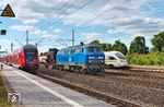 Mittlerweile hat 99 1784 im Schlepp von PRESS 218 055 ein gutes Stück des Weges zurückgelegt und trifft im Bahnhof Büchen auf einen ICE und RE 4315 nach Rostock. (28.05.2020) <i>Foto: Joachim Schmidt</i>