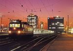 143 566 vom Bw Erfurt wurde ab Juni 1991 an das Bw Dortmund 1 ausgeliehen und wartet im nächtlichen Essener Hauptbahnhof auf den nächsten Einsatz. Das Hochhaus mit der Bosch-Reklame wurde mittlerweile durch einen Neubau ersetzt. (13.01.1993) <i>Foto: Marcus Henschel</i>