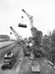 Fotopräsentation von Ardelt-Mobilkränen im Werk Wilhelmshaven. Der kleinere Eisenbahnkran ist ein 11D/2, 6,0t x 5,5m, zweiachsig mit Dampfantrieb und Ausleger für Oberbaustofflager. Der grössere Kran ist ein 16D/2 4,0t x 7,0m bzw. 1,5t x 13,0m, zweiachsig mit Dieselantrieb und Spezialausleger für Werftbetriebe. Hiervon wurden 2 Exemplare für die AG Weser in Bremen gebaut. (1951) <i>Foto: Slg. Eisenbahnstiftung</i>
