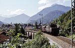 Es folgt 194 051 mit Üg 67676 nach Garmisch in Mittenwald. (02.09.1980) <i>Foto: Prof. Dr. Willi Hager</i>