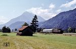 In Garmisch hatte 194 051 Wagen und Zugnummer gewechselt und ist bei Farchant mit Üg 67646 auf dem Weg nach Murnau. (02.09.1980) <i>Foto: Prof. Dr. Willi Hager</i>