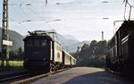 In Bayerisch Gmain wartet 194 111 vor E 3516 die Zugkreuzung des N 5523 (Freilassing ab 17.52 Uhr - Berchtesgaden an 18.56 Uhr) mit 144 502 ab. (03.09.1980) <i>Foto: Prof. Dr. Willi Hager</i>