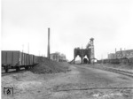 Blick in das Bahnbetriebswerk Dolginzewo mit seiner imposanten Holzbekohlungsanlage im Bezirk Dnjepropetrowsk (Ukraine). (1943) <i>Foto: RVM (Hollnagel)</i>