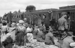 Neugierige Kinde staunen über die fremden Soldaten als auch über den Fotografen während eines Unterwegsaufenthaltes dieses Truppentransportes irgendwo in Rußland. An der Zugspitze eine pr. G 8. (1942) <i>Foto: RVM (Bandelow)</i>