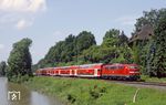 111 065 als Schlusslok an einem RE nach München am Amperufer bei Volkmannsdorf an der Bahnstrecke Regensburg - München. (08.06.2013) <i>Foto: Thomas Konz</i>