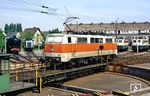 Bei der neuen S-Bahn Rhein-Ruhr sollten Ende der 1970er Jahre neue S-Bahn-Züge mit Toiletten und mehr Komfort für Langstrecken beschafft werden. Damit sollte auch aus industriepolitischen Gründen eine Durststrecke der deutschen Lokomotivbauindustrie bis zum Erscheinen der 120 überwunden werden. Anstelle einer geplanten Version der Baureihe 420/421 wurde daher ein neuer Wagenzug-S-Bahnwagen (x-Wagen) mit der Baureihe 111 als lokbespannter Wendezuge in Auftrag gegeben. Die Lokomotiven 111 111 bis 111 188 erhielten ab Werk eine Lackierung in den damals aktuellen S-Bahn-Farben reinorange/kieselgrau sowie eine zusätzliche S-Bahn-Ausstattung mit Zugzielanzeigern und der erstmals verwendeten zeitmultiplexen Wendezugsteuerung über die IS-Leitung des Zuges. Außerdem bekamen sie Mikrofone für Zugansagen und Bedien- und Überwachungseinrichtungen für die Türsteuerungsanlage. Hier ist die "S-Bahnlok" 111 120 in ihrer Düsseldorfer Heimat unterwegs.  (26.05.1987) <i>Foto: Joachim Bügel</i>