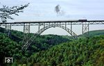 Im Juni 1975 fuhr letztmalig eine Dampflok mit einem Sonderzug über die Müngstener Brücke. 12 Jahre später war es dann 41 360, die in 107 m Höhe über die betagte Dame von 90 Jahren den "Versuchszug" Dsts 80540 befördern durfte. (26.05.1987) <i>Foto: Wolfgang Bügel</i>