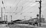 118 026 (rechts) mit 118 006 und einem 798 im Bahnhof Bamberg. (1977) <i>Foto: Karsten Risch</i>