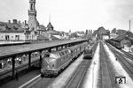 V 200 053 (Bw Villingen) ist vor D 280 (mit einem B4yg-Wagen !) aus Singen im Bahnhof Konstanz angekommen.  (10.05.1960) <i>Foto: Helmut Röth</i>