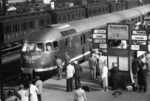 VT 12 503 als morgendlicher Eilzug (ohne Halt !) nach Lübeck in Gleis 6 des Hamburger Hbf.  (06.1955) <i>Foto: Walter Hollnagel</i>
