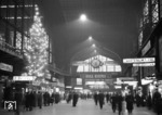 Obwohl bereits der 2. Weltkrieg tobt, herrscht Weihnachtsstimmung in der Bahnhofshalle von Hamburg Hbf. (12.1939) <i>Foto: Walter Hollnagel</i>