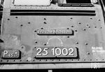 Der 1954 in Dienst gestellte Erprobungsträger 25 001 erhielt eine Rostfeuerung mit Stoker, die auch für die Verfeuerung von Braunkohlenbriketts geeignet sein sollte, während die Schwesterlok 25 1001 mit einer Kohlenstaubfeuerung des Systems Wendler lief. Die Stoker-Feuerung der 25 001 bewährte sich jedoch nicht. Deshalb wurde sie 1958 ebenfalls auf Kohlenstaubfeuerung umgebaut und am 10.05.1958 in 25 1002 umgezeichnet. Dabei erhielt sie den Kohlenstaubtender der 44 054. Zwischenzeitlich beim Bw Senftenberg stationiert, wurde 25 1002 war während ihrer letzten Einsatzjahre vom 08.12.1962 bis zu ihrer Abstellung am 20.09.1964 nochmals in Arnstadt beheimatet, wo sie bereits ihre Dienstzeit am 27.07.1955 angetreten hatte. Letztlich zeigten die Betriebseinsätze, dass die Lokomotiven der Baureihe 25 nicht als Universallokomotiven, aber auch nicht als Ersatz für die pr. P 8 geeignet waren. Auch ein Einsatz als Alternative zur Baureihe 03 war nicht möglich. Dazu kamen noch verschiedene technische Probleme mit verschiedenen Aggregaten sowie Rissen in den Schweißnähten des Stehkessels und des Rahmens. Folgerichtig schieden die beiden Loks dann auch 1967 aus dem Dienst aus. 25 1002 wurde am 10.04.1969 in Nordhausen verschrottet. (22.04.1963) <i>Foto: Gerhard Illner</i>