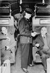 Fahrkartenkontrolle in einem Personenzug von Düsseldorf nach Wuppertal.  (1943) <i>Foto: RVM (Eckler)</i>
