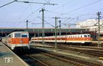 Im März 1987 wurde 141 436 im Aw Opladen mit einer zeitmultiplexten Wendezugsteuerung (ZWS) für den S-Bahn-Wendezugbetrieb ausgestattet und in den Farben Reinorange und Kieselgrau der damaligen S-Bahnzüge Rhein-Ruhr umlackiert. Hier ist sie mit einer S 6 (Essen - Langenfeld) in Düsseldorf Hbf unterwegs. Links 111 122, die ab 1980 für die x-Wagenzüge der S-Bahn konzipiert worden war.  (05.06.1987) <i>Foto: Wolfgang Bügel</i>