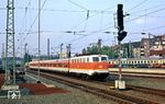 Das die betagten Loks der Baureihe 141 noch zum S-Bahneinsatz kamen, wie hier in Düsseldorf, war dem Umstand geschuldet, dass die DB Ende der 1980er Jahre an erheblichen Lokmangel litt. So sollten die neuen Loks der Baureihe 111 nicht weiter vor den S-Bahnen verschlissen werden und gingen stattdessen in den hochwertigeren Reisezugeinsatz. Den Lokmangel der DB behob letztlich die deutsche Wiedervereinigung, die sich dann massenhaft der nicht mehr benötigten DR-Maschinen bedienen konnte. (05.06.1987) <i>Foto: Wolfgang Bügel</i>