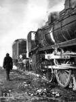 Klirrende Kälte und die bis Juni 1942 beim Bw Stargard beheimatete 38 1339 (vorne) im Bw Njeshin an der Strecke Kiew - Moskau.  (1942) <i>Foto: RVM (Bandelow)</i>