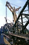 Die alten Brückenbögen wurden mittels zweier Schwimmkräne auf einen schwimmenden Ponton im Rhein abgesenkt. (04.07.1987) <i>Foto: Wolfgang Bügel</i>