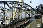 Der Brückenbogen wird aus der alten Brücke herausgezogen. (04.07.1987) <i>Foto: Wolfgang Bügel</i>