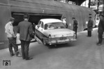 Verladung eines niederländischen Ford Zodiac (die britische Version des Ford Taunus 17m "Barockengel") in den Autotransport-Wagen des Autoreisezuges "Komet" (Hamburg-Altona - Hameln - Basel - Chiasso) auf dem Bahnsteig Gleis 5/6 in Hamburg-Altona.  (06.1958) <i>Foto: Walter Hollnagel</i>