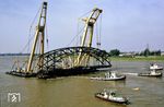 Die Schlepper ZEEROB und ZEEPAARD bringen ein abgebautes Brückenteil der alten Hammer Eisenbahnbrücke auf einem schwimmenden Ponton auf dem Rhein zum Ufer. (04.07.1987) <i>Foto: Wolfgang Bügel</i>