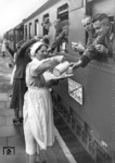 Truppenbetreuung durch DRK-Schwestern an einem für die Wehrmacht reservierten DmW-Zug (Schnellzug mit Wehrmachtsteil) Aachen - Ruhrgebiet - Hannover - Berlin.  (1941) <i>Foto: RVM</i>