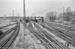 Blick auf die Anlagen des Bahnhofs Wörth am Rhein. Auf die ausfahrende 50er legte der Fotograf leider keinen Wert, ihm ging es um die Gesamtansicht auf die wiederaufgebauten Gleisanlagen. (1954) <i>Foto: BD Mainz, Slg. W. Löckel</i>
