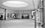 Blick in die Schalterhalle des damals neu erbauten Empfangsgebäude von Speyer Hauptbahnhof.  (1954) <i>Foto: BD Mainz, Slg. W. Löckel</i>