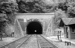 Der 366 m lange Schönberg-Langeck-Tunnel ist einer von insgesamt zwölf Tunneln der aus der Pfälzischen Ludwigsbahn hervorgegangenen Bahnstrecke Mannheim – Saarbrücken und nach dem Heiligenberg-Tunnel ihr zweitlängster. Der Tunnel befindet sich auf dem Gebiet der Gemeinde Weidenthal zwischen den Bahnstationen Weidenthal und Neidenfels. Er dient der Abkürzung einer Schlaufe des Hochspeyerbachs. Der Fotograf der BD Mainz besuchte den Tunnel, nach dem Mitte der 1950er Jahr erhebliche Sanierungsarbeiten abgeschlossen wurden. Im Zug der Elektrifizierung ab 1960 sorgte das Tunnelprofil für erhebliche Probleme, sodass der Tunnel aufgeweitet werden musste. Dies verzögerte die Fertigstellung des elektrischen Betriebs, der dadurch erst am 12. März 1964 auf gesamter Länge aufgenommen werden konnte. (1954) <i>Foto: BD Mainz, Slg. W. Löckel</i>
