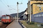 Eine 798/998-Einheit, der die Strecke nach Kelheim befuhr, im Bahnhof Saal/Donau. Im Februar 1998 wurde die 5 km lange Stichstrecke stillgelegt. (04.09.1980) <i>Foto: Prof. Dr. Willi Hager</i>