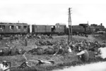 Unterwegspause bei einem Truppentransport. Als Zuglok dient eine pr. G 10 (Baureihe 57.10). (1941) <i>Foto: RVM</i>