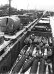 In dem offenen Wagen liegen sog. "Versorgungsbomben", die über eingekesselte Truppenteile abgeworfen wurden und an Fallschirmen zu Boden schwebten. Inhalt waren Verpflegung und Munition. Die Fallschirme sind als verschnürte Bündel am Boden der Bomben erkennbar, ebenso die Befestigungen für die Bomben-ETC (Bombenträger) an den Flugzeugen. Sie wurden u.a. für die eingeschlossene 6. Armee in Stalingrad eingesetzt. (1942) <i>Foto: RVM (Korte)</i>