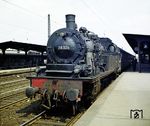 78 025 vom Bw Gronau wartet vor P 3279 nach Lüdinghausen im Dortmunder Hauptbahnhof, der damals noch mit den Ruhrgebietstypischen blau-weißen Bahnhofsschildern ausgerüstet war. (10.05.1966) <i>Foto: Klaus D. Holzborn</i>