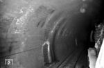 Ein besonderes Erlebnis war und ist die Durchfahrt einer Dampflok durch einen Tunnel, wobei sich für den ungeübten Begleiter auf dem Führerstand das akustische Vergnügen meist mit leichten Hustenanfällen abwechselt.  (26.04.1974) <i>Foto: Knut Schelenz</i>
