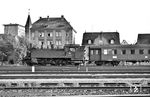 75 026 rangiert im Bahnhof Friedrichshafen den Wagenpark des E 4516. (10.05.1960) <i>Foto: Helmut Röth</i>