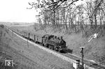75 088 passiert mit P 3537 aus Sigmaringen das Einfahrvorsignal von Aulendorf. (11.05.1960) <i>Foto: Helmut Röth</i>