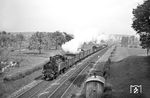 75 050 dampft mit einem Güterzug südlich von Aulendorf vorbei. (11.05.1960) <i>Foto: Helmut Röth</i>