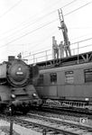 Auch während der Elektrifizierungsarbeiten lief der normale Betrieb weiter. Im Bahnhof Bensheim-Auerbach rauscht 01 001 vom Bw Hamm vorbei. (1957) <i>Foto: Reinhold Palm</i>
