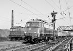 E 41 100 überholt im Bahnhof Mainz-Bischofsheim den Sonderzug mit E 10 385. Der Anlass für den Sonderzug ist nicht überliefert. (1965) <i>Foto: Reinhold Palm</i>