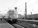 E 10 385 mit einem Sonderzug im Bahnhof Mainz-Bischofsheim. Rechts fährt V 200 026 vom Bw Limburg durch den Bahnhof. (1965) <i>Foto: Reinhold Palm</i>