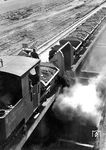 Umladen von Bauschutt von der Werkbahn des Bauunternehmens A.L. Rottland in offene Güterwagen der Reichsbahn im Bahnhof (Kerpen-) Buir an der Strecke Köln - Aachen. (1932) <i>Foto: RBD Köln (Felten)</i>