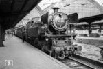 In Frankfurt Hbf übergibt der Zugführer des D 235 (Innsbruck - Frankfurt/M - Dortmund) die Zugpapiere an den Lokführer der Gießener 66 001. (05.07.1960) <i>Foto: Gerhard Moll</i>
