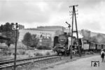50 836 vom Bw Marburg passiert mit einem Personenzug nach Siegen das Einfahrsignal von Hilchenbach, das noch aus Vorkriegszeiten stammt. (09.1950) <i>Foto: Gerhard Moll</i>